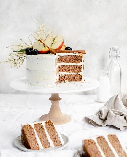 Caramel apple cake
