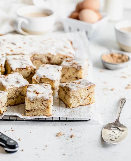 Cinnamon roll cake 