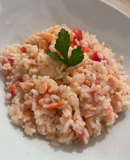 Reis mit Lachs und Tomaten