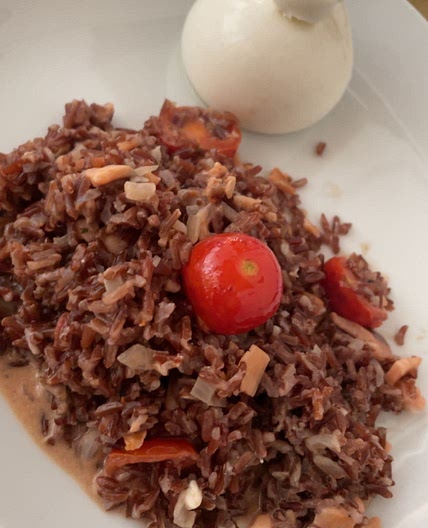 Roter Reis mit Lachs und Weißwein
