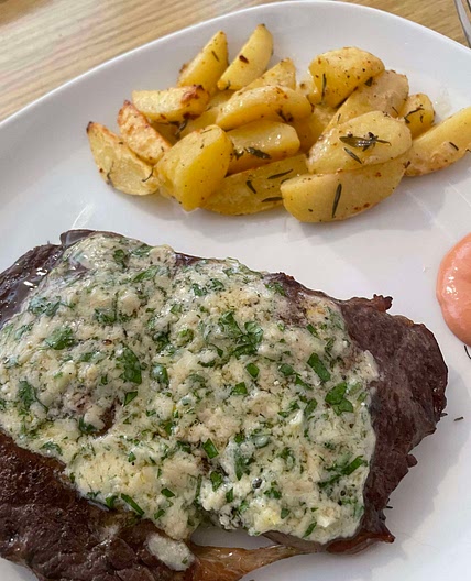 Rindersteak mit Zitronen-Parmesankruste und Kartoffelspalten