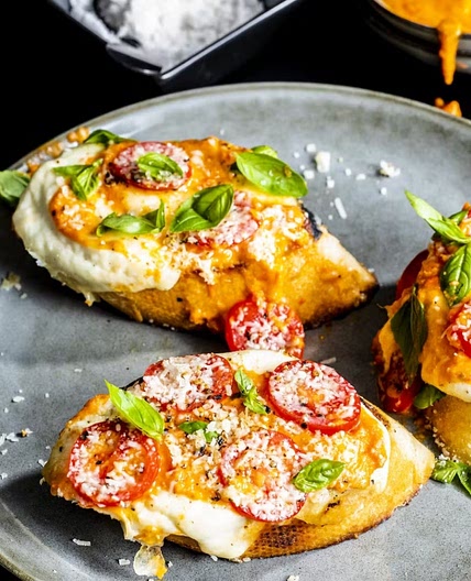 Überbackenes Baguette mit Tomaten und Mozzarella