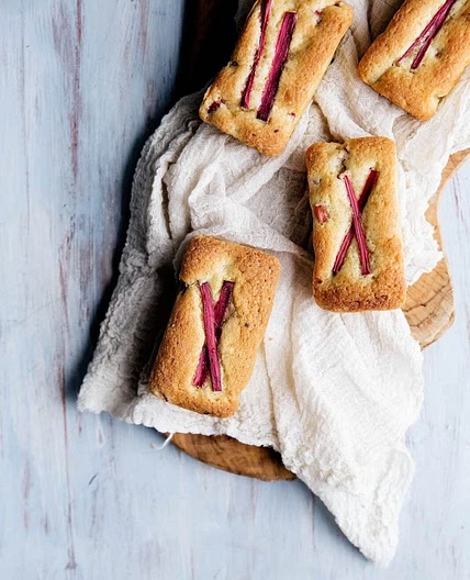 Mini almond rhubarb cakes 