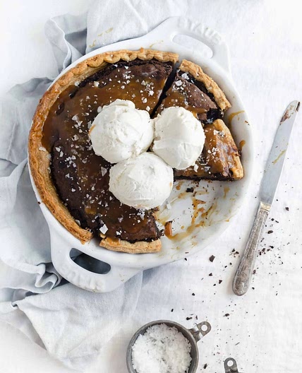 Salted caramel brownie pie 