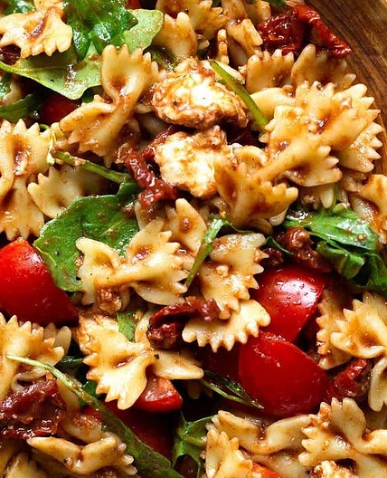 Mediterraner Nudelsalat