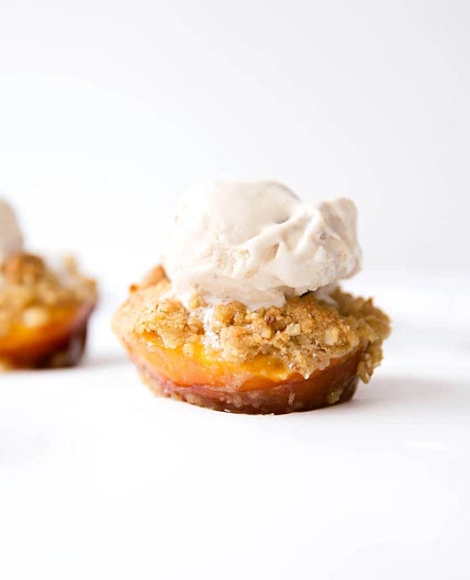 Roasted peaches with oatmeal crumble 