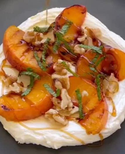 Grilled peaches with wipped feta