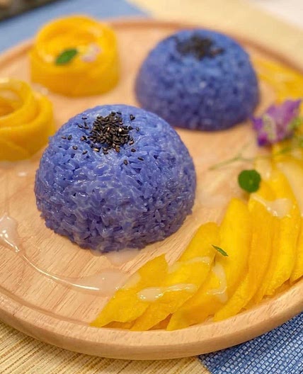 Mango sticky rice with butterfly pea flowers