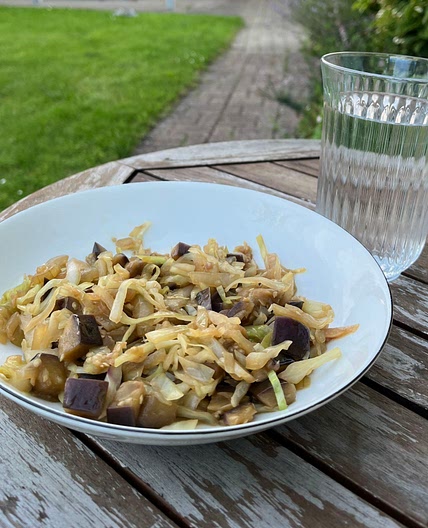Lynstegt aubergine og spidskål Thai style
