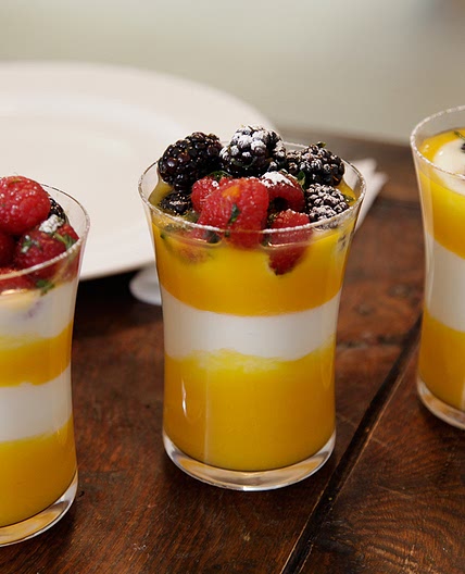 Postre helado de mango saludable (Healthy mango sundae with macerated berries)