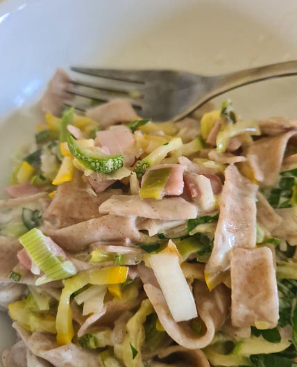 Nudeln in Zucchinisosse