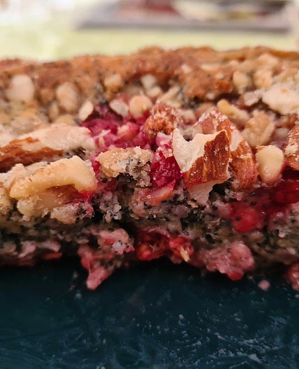 Schneller Mohn-Buttermilch Rührkuchen mit Früchten und Nüssen