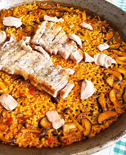 Arroz de secreto ibérico con setas y foie en paellero a gas