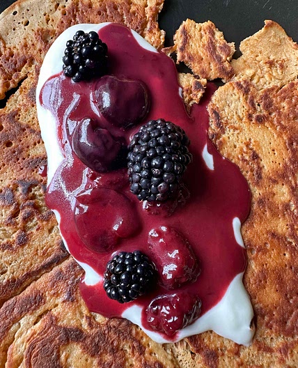 Yoghurt pancakes with fruit and a cremesauce