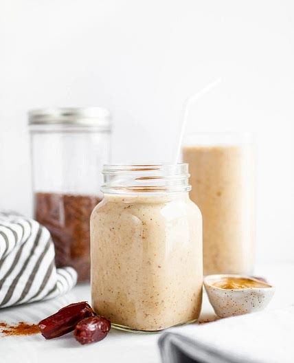 BANANA ALMOND BUTTER DATE SMOOTHIE