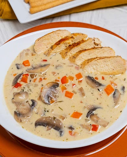 Pollo empanizado en crema de champiñones