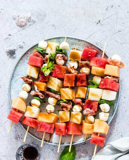 Skewers Melon with Prosciutto, Mozzarella and Basil