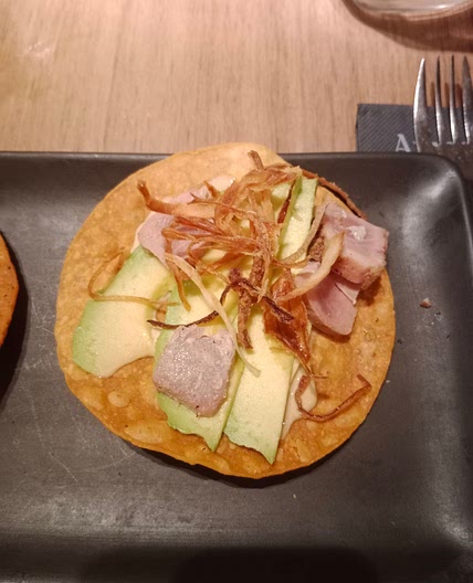 Tortita de aguacate con tataky de atun