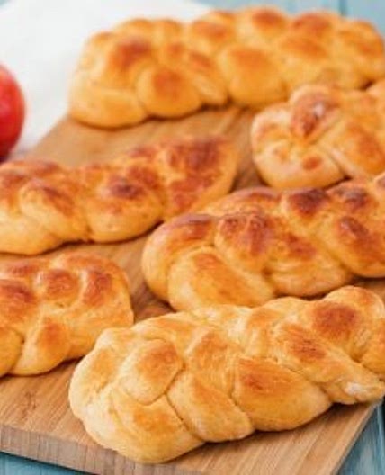 Treccine al pomodoro: la ricetta facile e sfiziosa per arricchire il cestino del pane