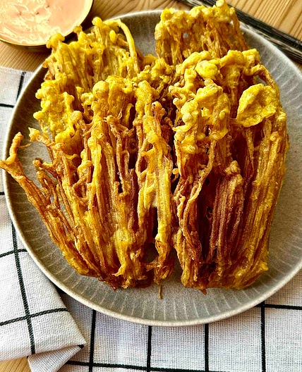 Crispiest  Fried Enoki Mushrooms with bang bang dip 