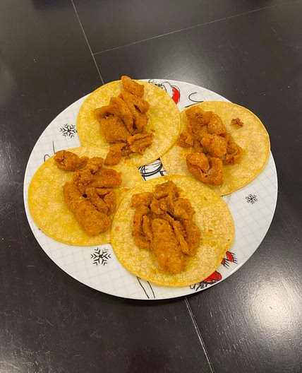 Chicharrón en salsa roja