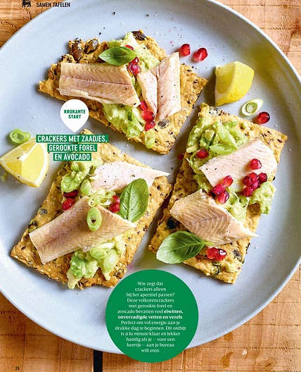 Crackers met zaadjes, gerookte forel en avocado
