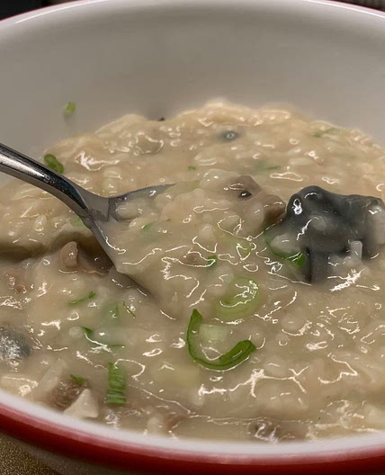 Congee with preserved eggs 皮蛋瘦肉粥