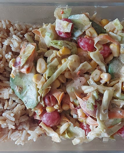 Frischer Salat mit Gewürzreis
