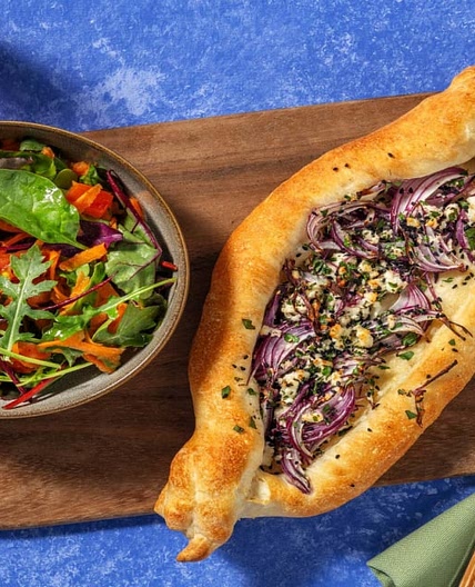 İçli Pide mit Hirtenkäse, Zwiebeln & Minzjoghurt Bei diesem Gericht wird mind. 2/3 weniger CO2e durch Zutaten verursacht als bei einem durchschnittlichen HelloFresh Rezept