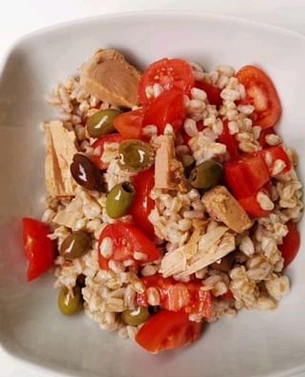 Farro con tonno pomodorini e olive