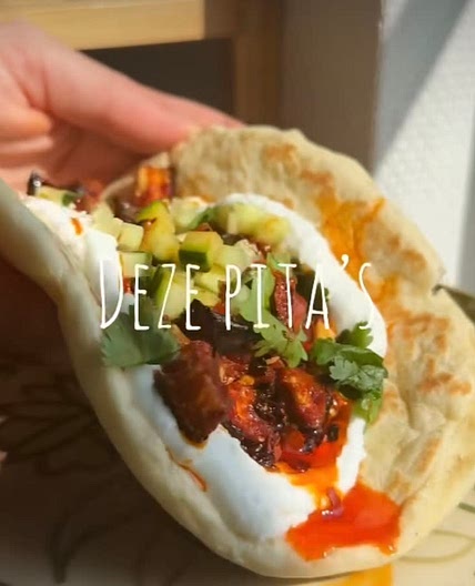 Instagram pita met aubergine en whipped feta