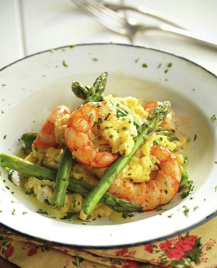 Revuelto de gambas con calabacín y espárragos