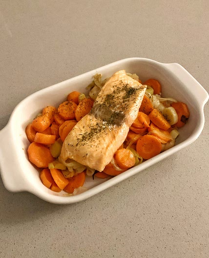 Salmón al horno con puerro y zanahoria