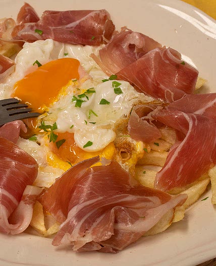 Huevos rotos con jamón