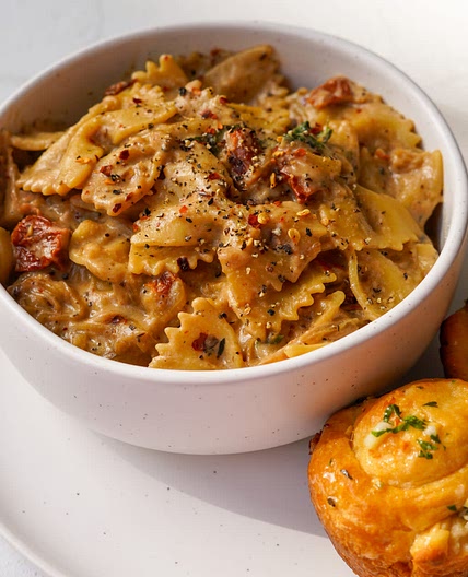 Pâtes aux onions caramélisés & tomates séchées