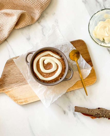 Cinnamon roll mug cake