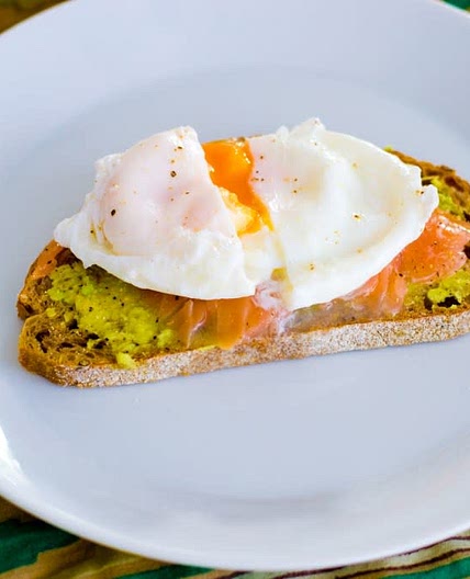 Brood met zalm, avocado, gepocheerd ei