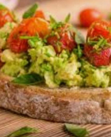 Tostada con palta, tomate y morron
