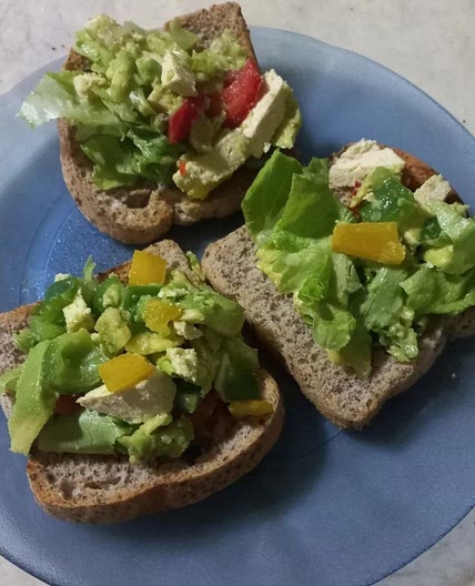 Tostada con queso, palta, morrón y cherry