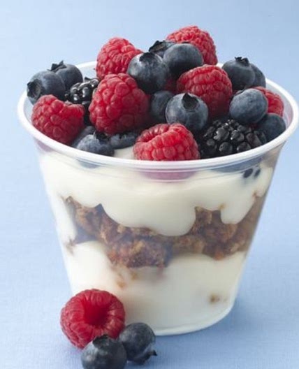 Yogurt descremado con granola y frutas