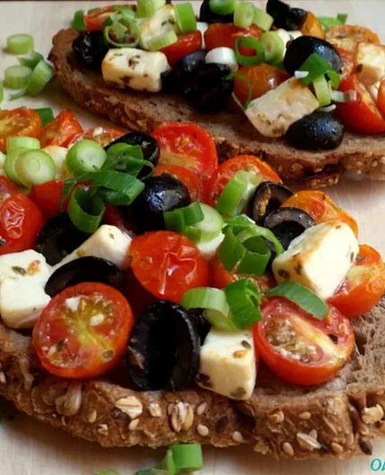 Tostada con queso,  cherry y aceitunas