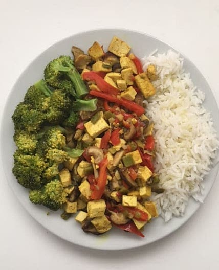 Tofu Salteado con Verduras y Arroz