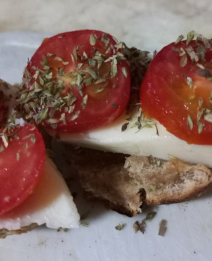Tostada con queso y cherry