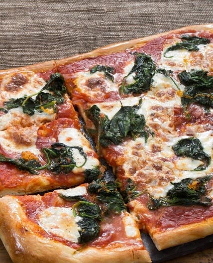 spinach and mozzarella pizza