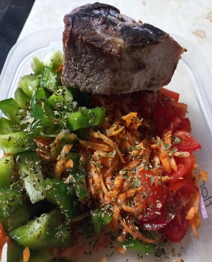 Peceto con ensalada de zanahoria, cherry y morron
