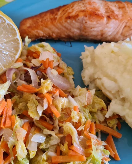 Gebratener Lachs mit Gemüse und Kartoffel - Selleriepü