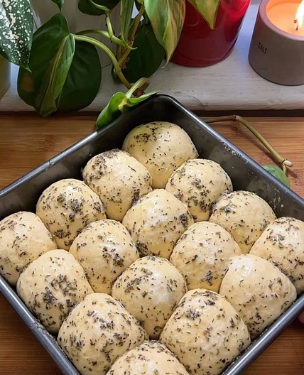 the softest garlicky butter rolls ever! 🧄🧈 