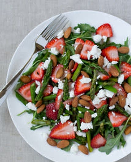 Asparagus, Stawberry and Spinach Salad with Goat Cheese and Almonds