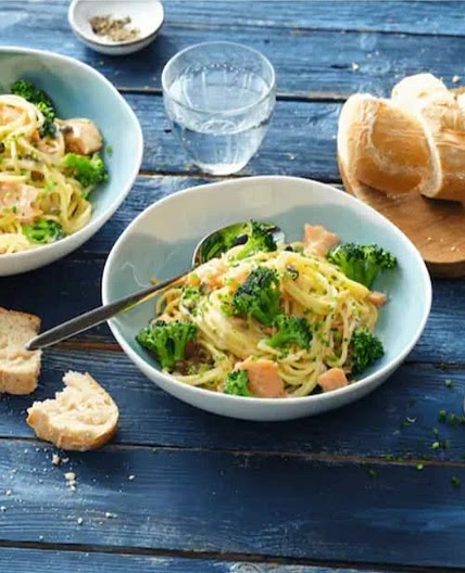 Nudeln mit Lachssahnesauce und Brokkoli