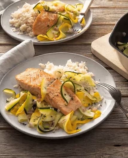 Zucchini-Gemüse mit Lachs